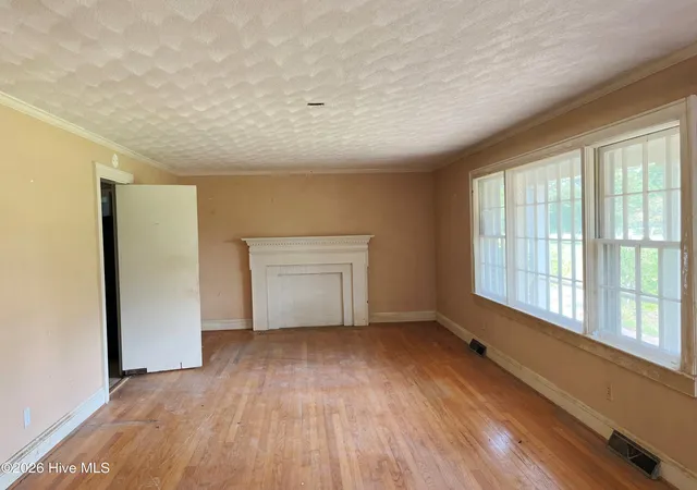Photo 3 of Single family home for sale at 1005 W Queen St, Edenton, NC 27932 | MLS# 100599136 | Listing updated on 2026-09-25