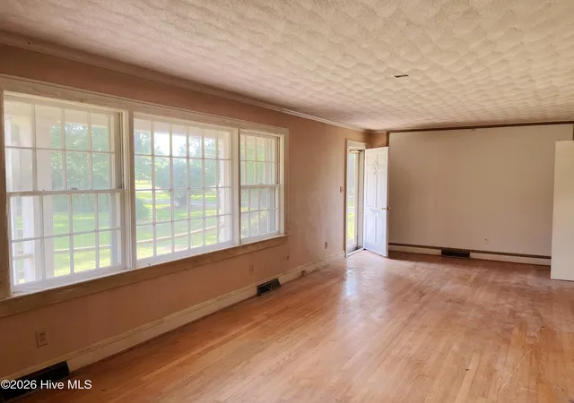 Photo 4 of Single family home for sale at 1005 W Queen St, Edenton, NC 27932 | MLS# 100599136 | Listing updated on 2026-09-25