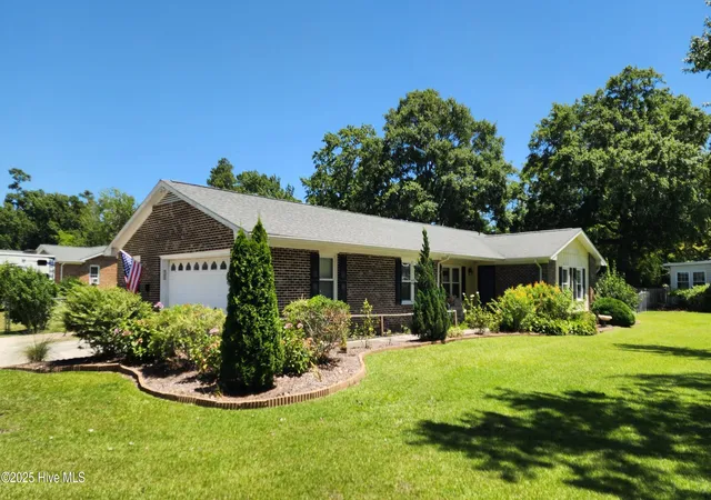 Photo 4 of Single family home for sale at 706 Hedrick Blvd, Morehead City, NC 28557 | MLS# 100533839 | Listing updated on 2026-08-18