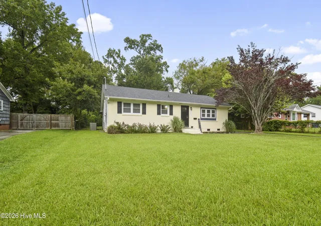 Photo 3 of Single family home for sale at 305 White Oak St, Jacksonville, NC 28540 | MLS# 100599447 | Listing updated on 2026-09-28