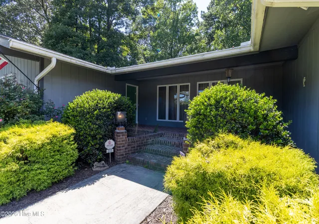 Photo 3 of Single family home for sale at 311 Country Clb Dr, Edenton, NC 27932 | MLS# 100592472 | Listing updated on 2026-10-05