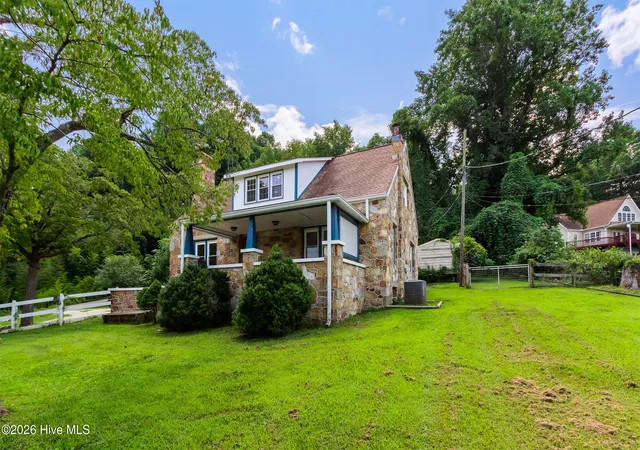 Photo 2 of Single family home for sale at 952 Hiwassee St, Murphy, NC 28906 | MLS# 100596532 | Listing updated on 2026-08-26