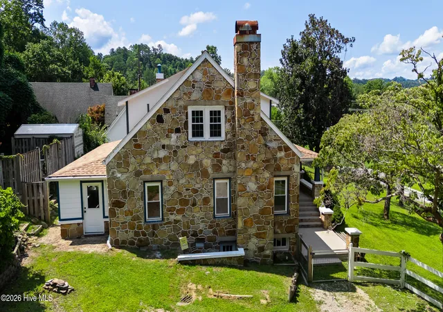 Photo 3 of Single family home for sale at 952 Hiwassee St, Murphy, NC 28906 | MLS# 100596532 | Listing updated on 2026-08-26