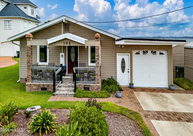 Photo 4 of Single family home for sale at 102 Shoreline Dr, Atlantic Beach, NC 28512 | MLS# 100599192 | Listing updated on 2026-09-01