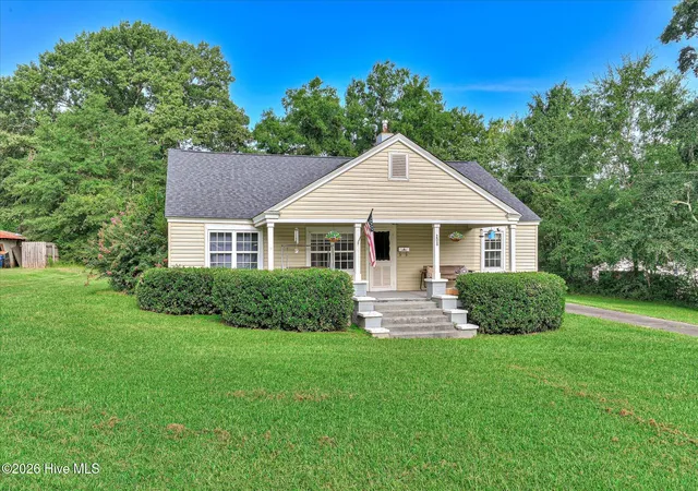 Photo 2 of Single family home for sale at 208 West Ter St, Edgefield, SC 29824 | MLS# 100596774 | Listing updated on 2026-08-30