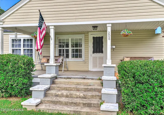 Photo 4 of Single family home for sale at 208 West Ter St, Edgefield, SC 29824 | MLS# 100596774 | Listing updated on 2026-08-30