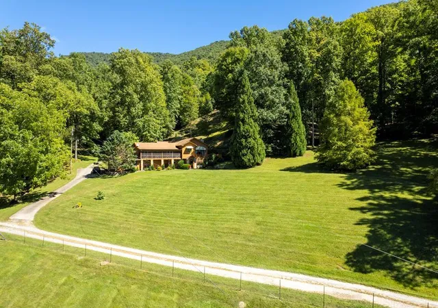Photo 1 of Single family home for sale at 1620 E Buffalo Rd, Robbinsville, NC 28771 | MLS# 98525002 | Listing updated on 2026-08-18
