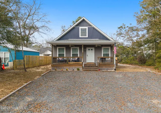 Photo 4 of Single family home for sale at 125 NW 15th Street, Oak Island, NC 28465 | MLS# 100590381 | Listing updated on 2026-08-29