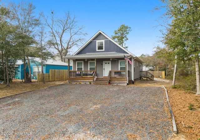 Photo 5 of Single family home for sale at 125 NW 15th Street, Oak Island, NC 28465 | MLS# 100590381 | Listing updated on 2026-08-29