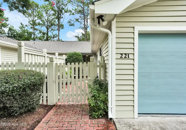 Townhouse for sale at 221 Inland Greens Cir, Wilmington, NC 28405 | MLS# 100590761