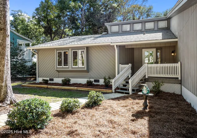 Photo 2 of Single family home for sale at 131 Oakleaf Dr, Atlantic Beach, NC 28512 | MLS# 100590319 | Listing updated on 2026-09-05