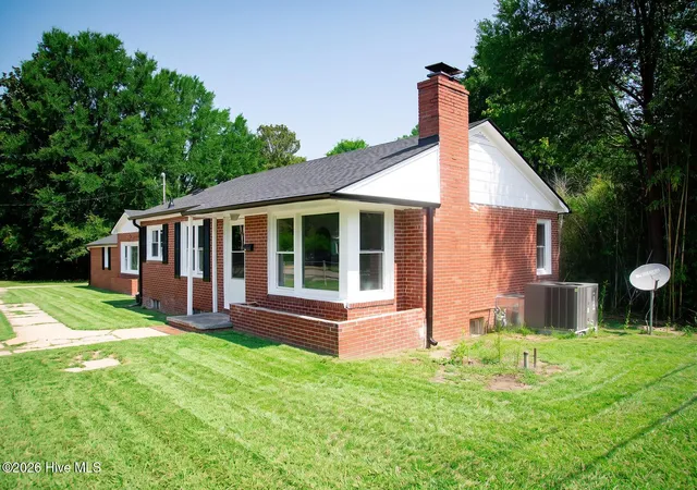 Photo 1 of Single family home for sale at 1009 W New Hampshire Ave, Southern Pines, NC 28387 | MLS# 100591631 | Listing updated on 2026-09-01