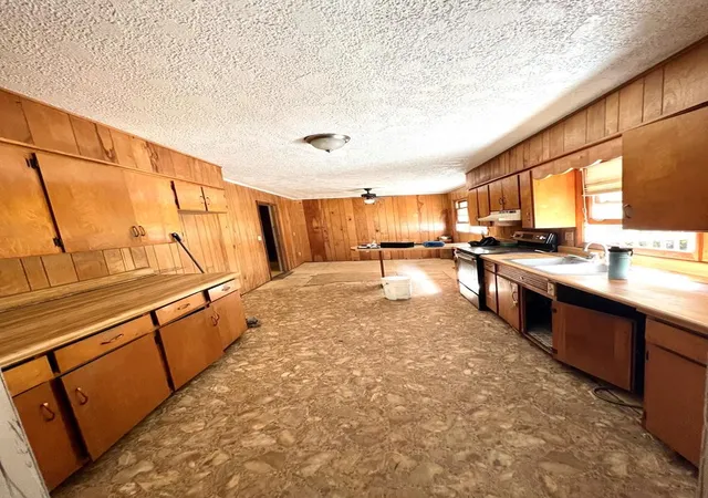 Photo 5 of Single family home for sale at 1050 Us Hwy 19, Topton, NC 28781 | MLS# 98543917 | Listing updated on 2026-08-18