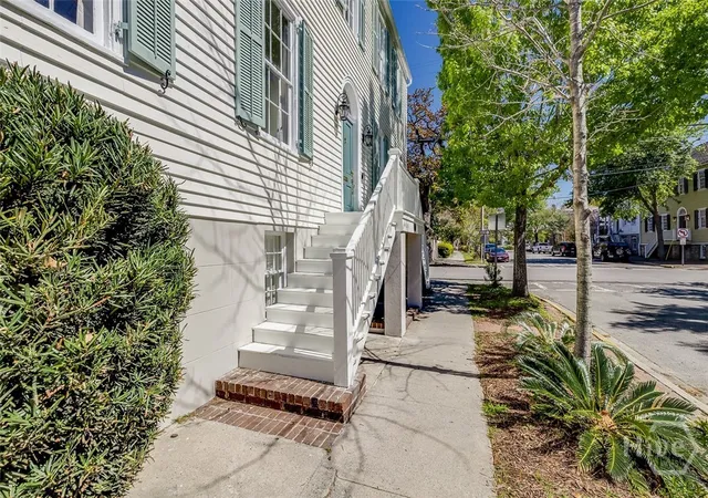 Photo 3 of Single family home for sale at 424 E President St, Savannah, GA 31401 | MLS# SA352624 | Listing updated on 2026-08-21