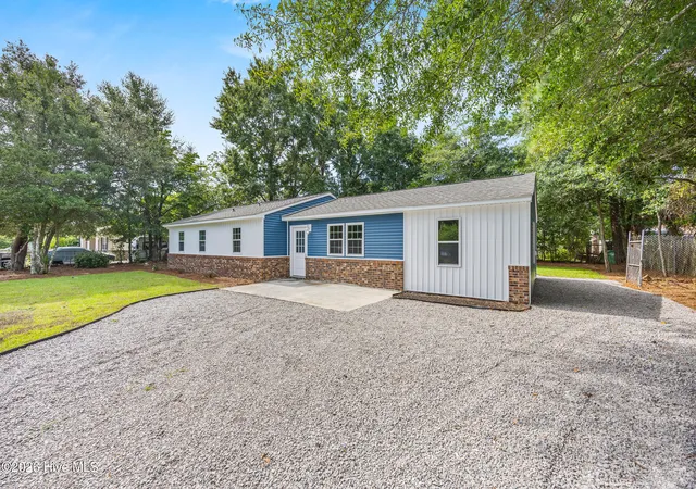 Photo 2 of Single family home for sale at 305 Wallington Rd, Wilmington, NC 28409 | MLS# 100599238 | Listing updated on 2026-08-27