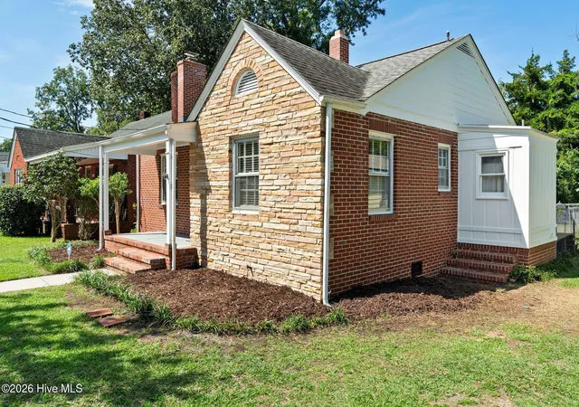 Photo 3 of Single family home for sale at 233 N 25th Street, Wilmington, NC 28405 | MLS# 100597595 | Listing updated on 2026-09-17