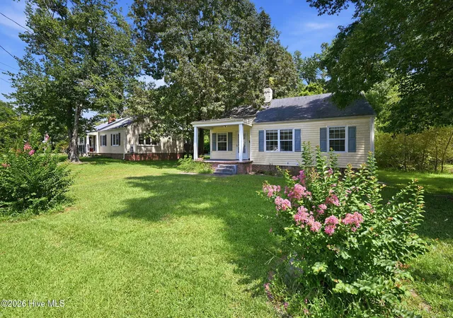 Photo 2 of Single family home for sale at 32 E Bayshore Blvd, Jacksonville, NC 28540 | MLS# 100597942 | Listing updated on 2026-09-24