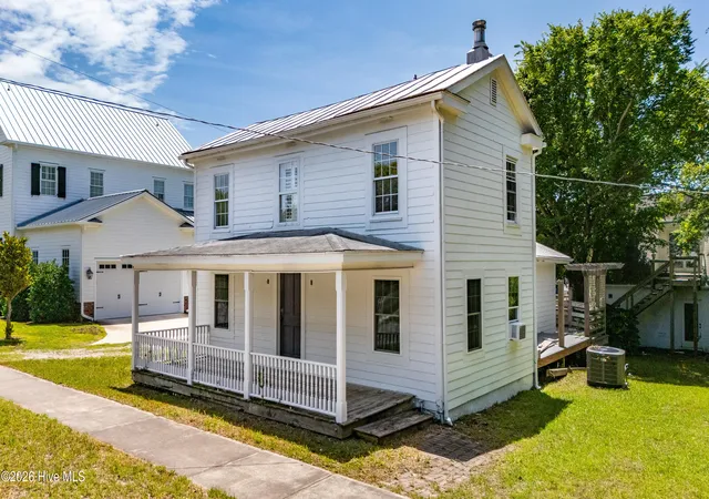 Photo 3 of Single family home for sale at 1105 Evans St, Morehead City, NC 28557 | MLS# 100597842 | Listing updated on 2026-08-28