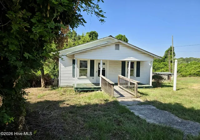 Photo 2 of Single family home for sale at 924 Old Lilesville Rd, Wadesboro, NC 28170 | MLS# 100599448 | Listing updated on 2026-09-09