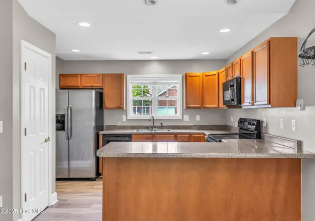 Photo 3 of Single family home for sale at 7826 Chip Shot Wy, Wilmington, NC 28412 | MLS# 100598279 | Listing updated on 2026-09-18