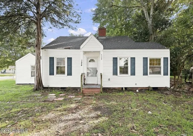 Photo 1 of Single family home for sale at 124 Sherwood Rd, Jacksonville, NC 28540 | MLS# 100599189 | Listing updated on 2026-09-29