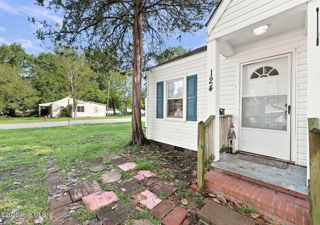 Photo 4 of Single family home for sale at 124 Sherwood Rd, Jacksonville, NC 28540 | MLS# 100599189 | Listing updated on 2026-09-29