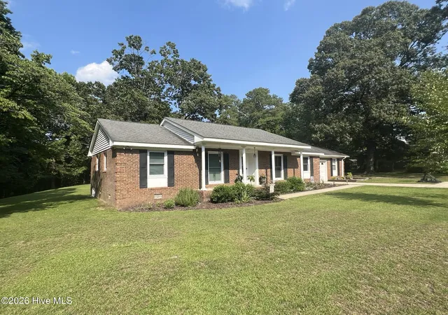 Photo 2 of Single family home for sale at 197 Hillcrest Dr, Elizabethtown, NC 28337 | MLS# 100592748 | Listing updated on 2026-10-01