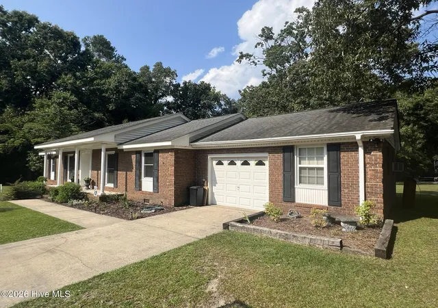 Photo 3 of Single family home for sale at 197 Hillcrest Dr, Elizabethtown, NC 28337 | MLS# 100592748 | Listing updated on 2026-10-01