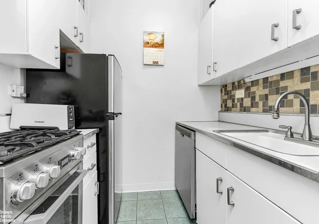 Photo 4 of Sale Pending at 1175 York Ave #2W, New York, NY 10065 | MLS# RLS20032765 | Listing updated on 2026-08-21