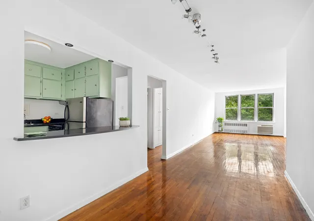 Photo 2 of Sale Pending at 415 Argyle Rd #4A, New York City, NY 11218 | MLS# RLS20101106 | Listing updated on 2026-08-19