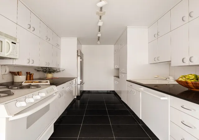 Photo 4 of Sale Pending at 303 E 43rd Street #25B, New York City, NY 10017 | MLS# RLS20104464 | Listing updated on 2026-08-21