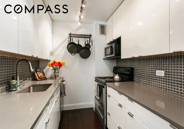 Photo 4 of House for sale at 129 Barrow St #GB, New York City, NY 10014 | MLS# RLS20107322 | Listing updated on 2026-08-21