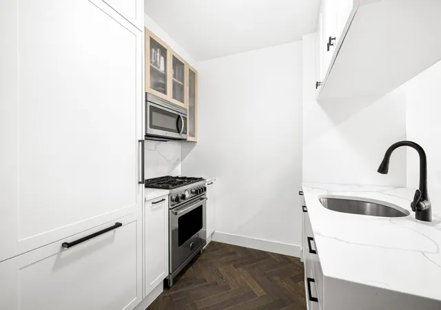Photo 4 of House for sale at 11-12 44th Drive #3C, New York City, NY 11101 | MLS# RLS20110095 | Listing updated on 2026-08-24