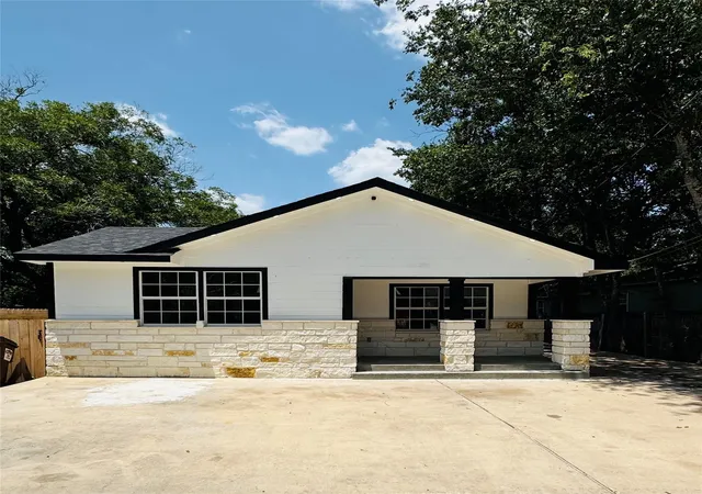 1st image of 617 Persimmon St, Lockhart, TX 78644 | MLS# 8882738