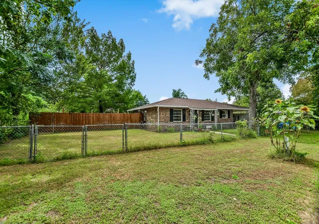2nd image of 407 Hill St, Smithville, TX 78957 | MLS# 9836504