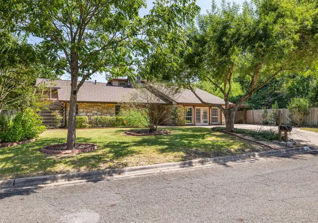 4th image of 2101 Kent St, Taylor, TX 76574 | MLS# 8023259