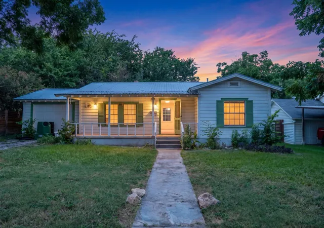 1st image of 704 E Austin Ave, Round Rock, TX 78664 | MLS# 8915146