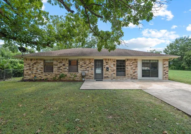 1st image of 213 Atascosa St, Lockhart, TX 78644 | MLS# 9149900