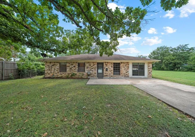 2nd image of 213 Atascosa St, Lockhart, TX 78644 | MLS# 9149900