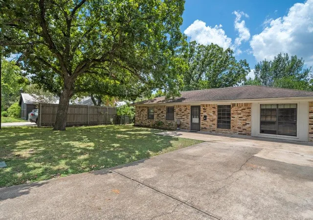 3rd image of 213 Atascosa St, Lockhart, TX 78644 | MLS# 9149900