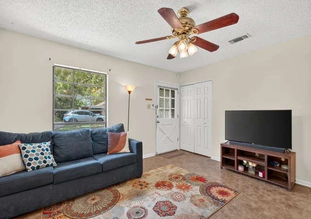 4th image of 213 Atascosa St, Lockhart, TX 78644 | MLS# 9149900