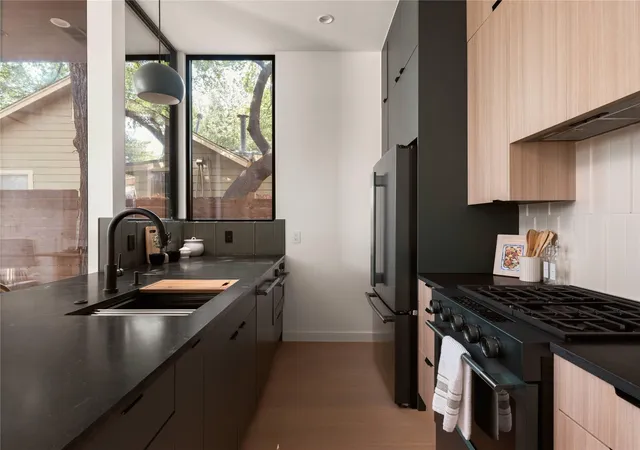 4th image of 2303 E 2nd St, Austin, TX 78702