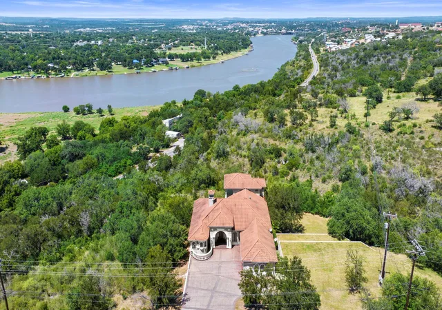 3rd image of 301 Circle Dr, Horseshoe Bay, TX 78657 | MLS# 3007493