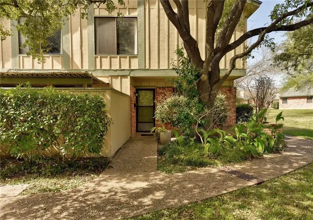1st image of 900 W Village Ln, Austin, TX 78758 | MLS# 7973010