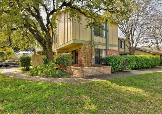 3rd image of 900 W Village Ln, Austin, TX 78758 | MLS# 7973010