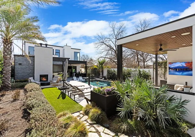 3rd image of 30 Chalmers Ave, Austin, TX 78702 | MLS# 6627448