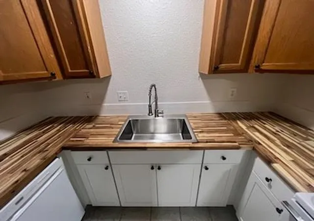 3rd image of 306 Anderson St, Smithville, TX 78957