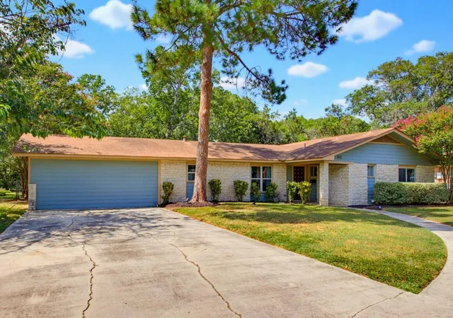 2nd image of 803 Campbell St, Lockhart, TX 78644 | MLS# 5964903