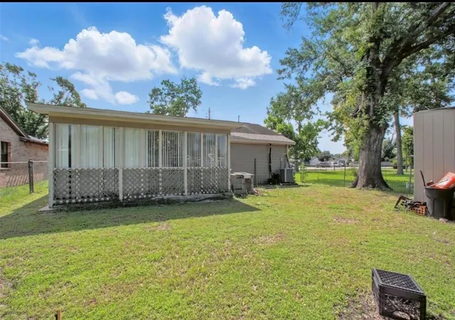 4th image of 1911 Thonig Rd, Houston, TX 77055 | MLS# 74863874