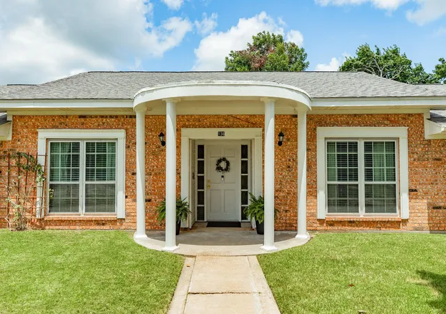 2nd image of 136 Tamarisk Trail, Lake Jackson, TX 77566 | MLS# 74397715